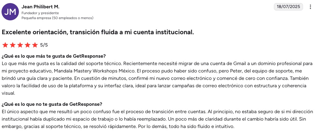 Reseña de cliente en G2 elogiando a GetResponse por su excelente soporte al cliente y las respuestas útiles de su equipo de servicio.