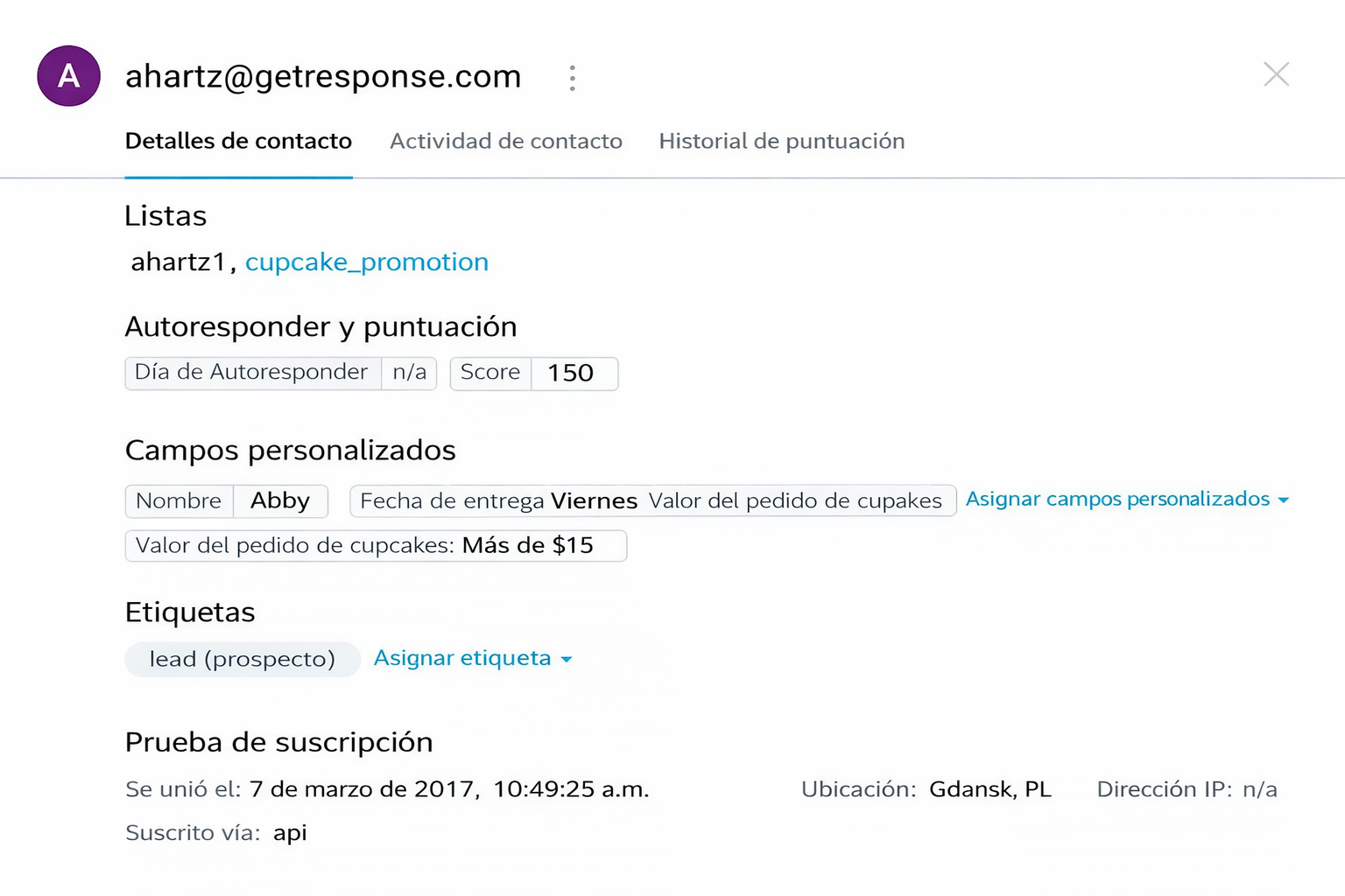 Sistema de puntuación de leads de GetResponse que muestra la asignación de puntos basada en las actividades del cliente, el compromiso con los correos electrónicos y el comportamiento en el sitio web.