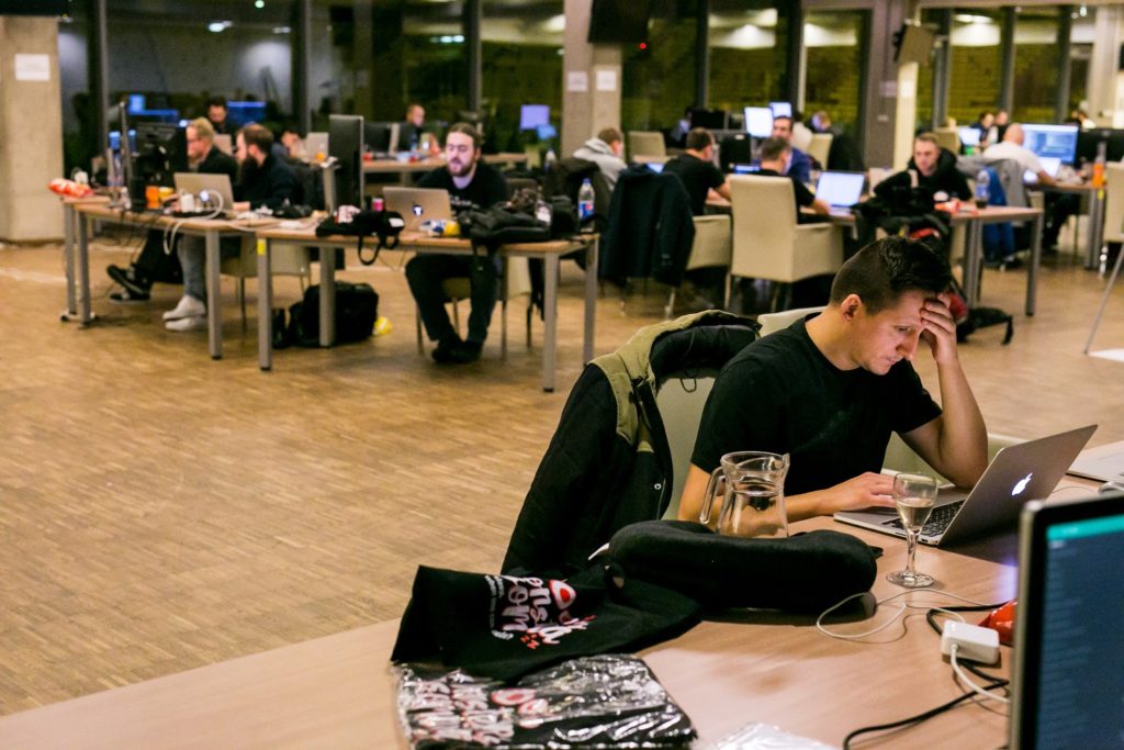 Programisci-pracuja-monster-insomnia