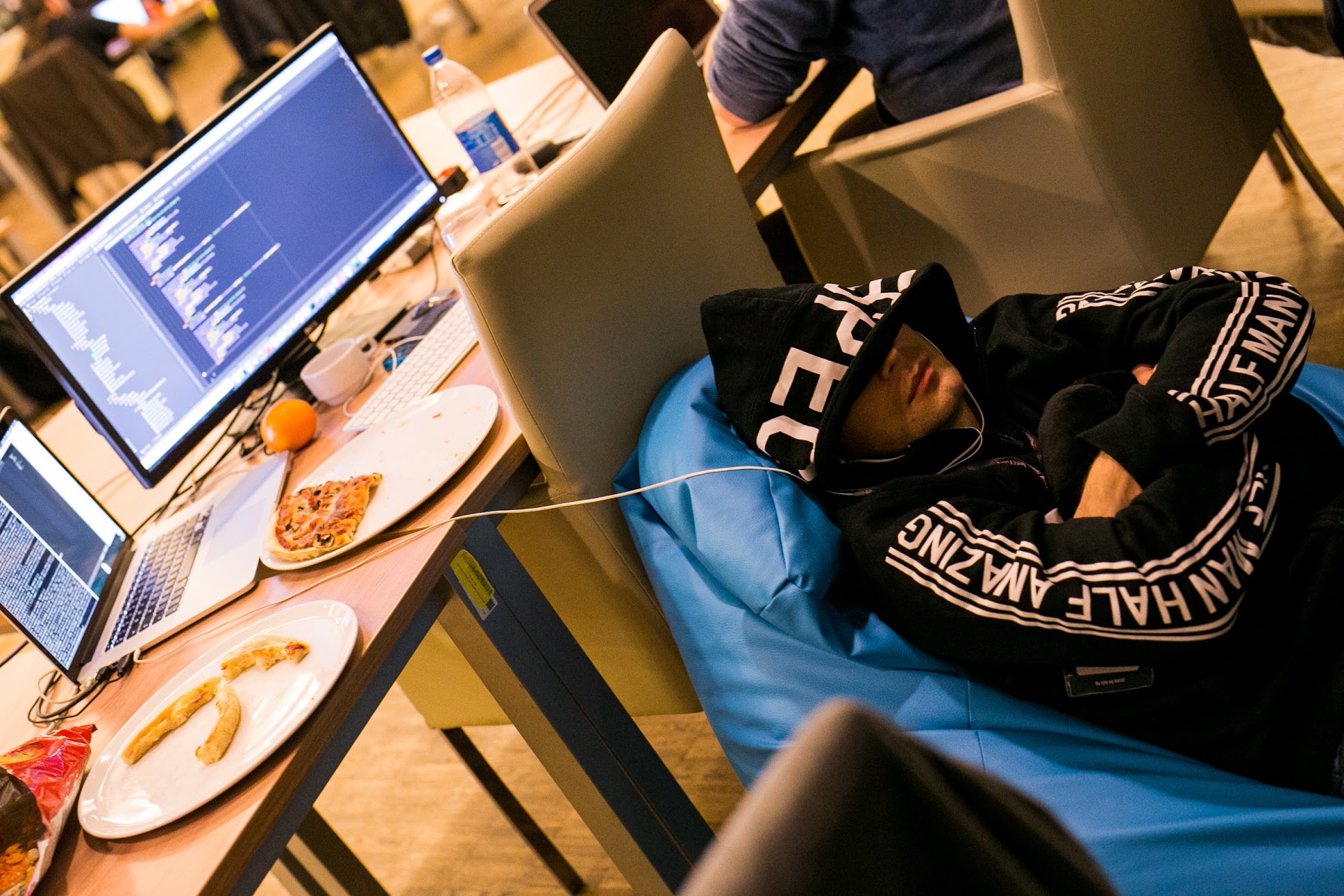 sen-przy-biurku-monster-insomnia