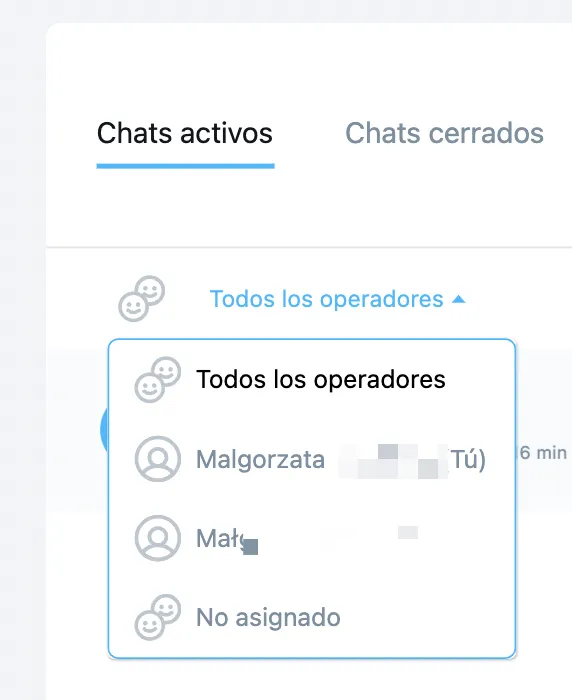 Se muestran los chats activos y el filtro Todos los operadores.