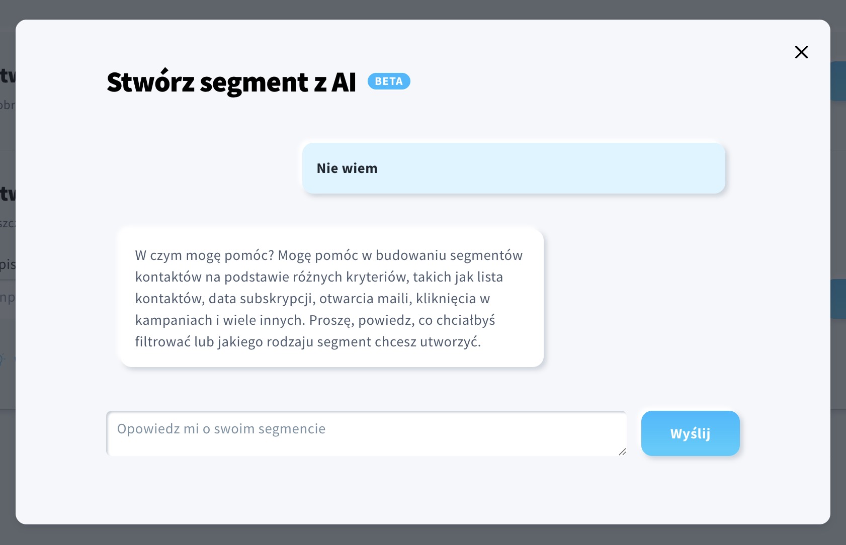 Okno pop-up wyświetlane podczas tworzenia segmentu AI, pokazujące pytania doprecyzowujące zadawane przez agenta AI.