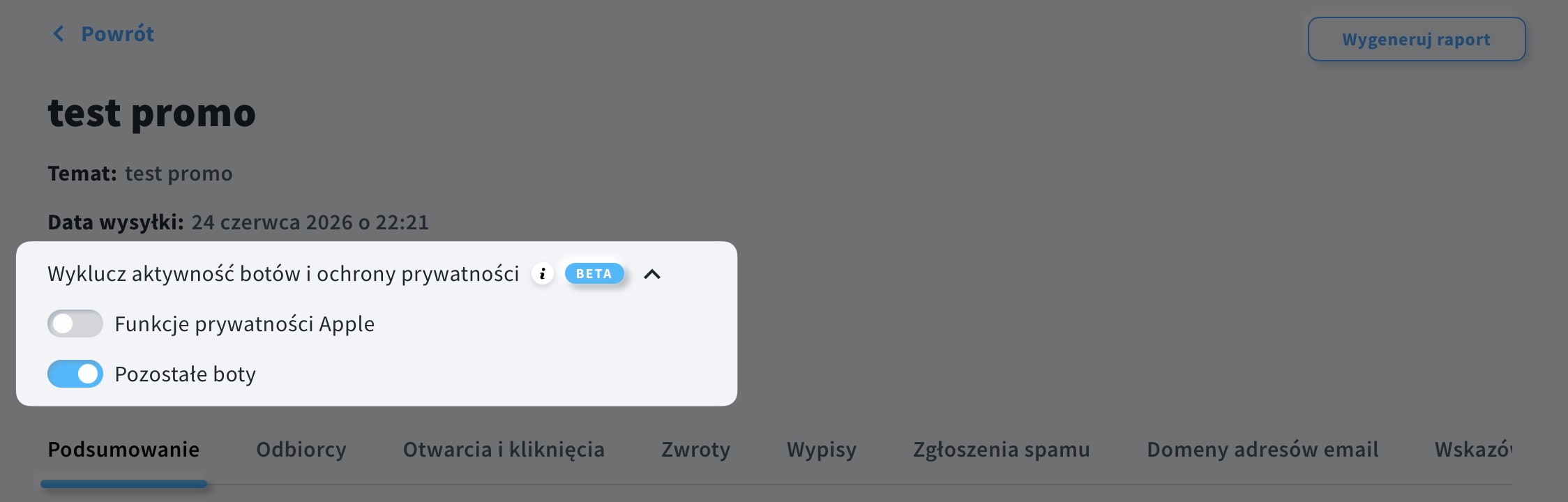 Ustawienie „Wyklucz aktywność chronioną przez funkcje prywatności oraz aktywność botów” na stronie raportu, z dwiema opcjami: Funkcje prywatności Apple (wyłączone), Inne boty (włączone)