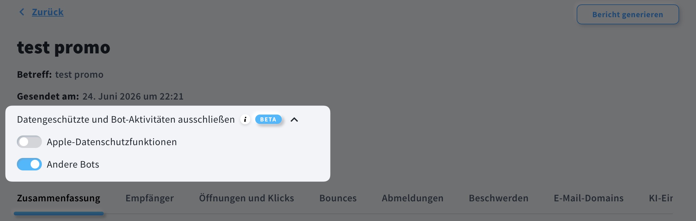 Einstellung „Durch Datenschutz geschützte und Bot-Aktivitäten ausschließen“ auf der Berichtsseite mit zwei Optionen: Apple-Datenschutzfunktionen (deaktiviert) und Andere Bots (aktiviert)