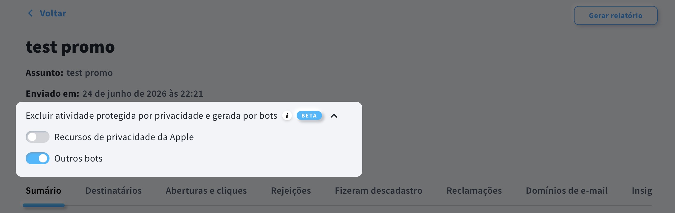 Configuração "Excluir atividade protegida por privacidade e atividade de bots" na página de relatórios, com duas opções: Funcionalidades de privacidade da Apple (desativada) e Outros bots (ativada).