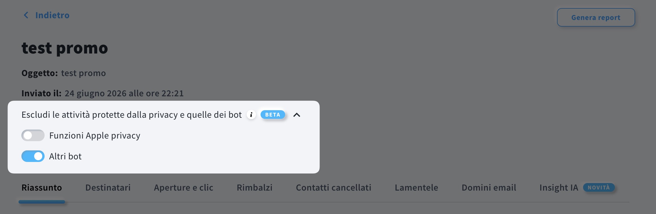Impostazione "Escludi attività protetta dalla privacy e attività dei bot" nella pagina dei report, con due opzioni: Funzionalità per la privacy di Apple (disattivata) e Altri bot (attivata).