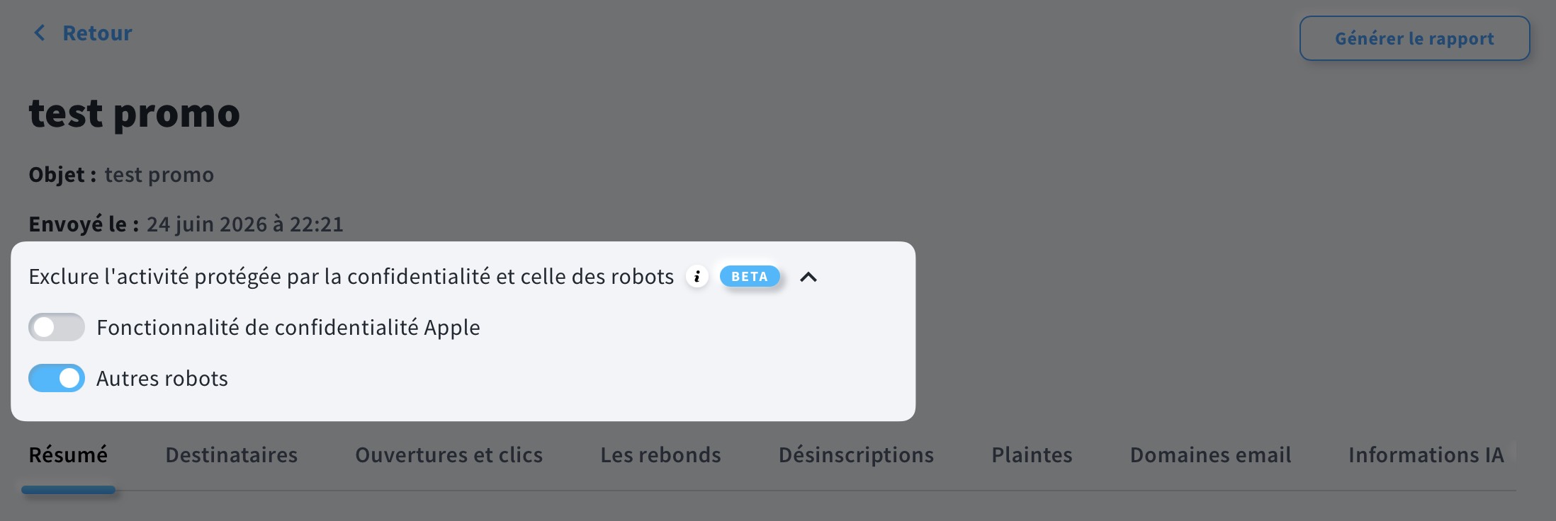 Paramètre 'Exclure l’activité protégée par la confidentialité et l’activité des bots' sur la page des rapports, avec deux options : Fonctionnalités de confidentialité Apple (désactivée) et Autres bots (activée).